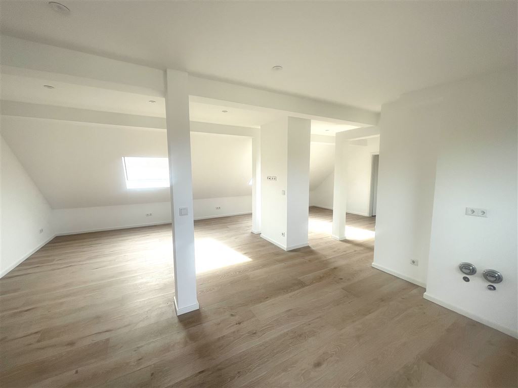 Elegante hochwertige Dachgeschosswohnung mit 2 großen Balkonen