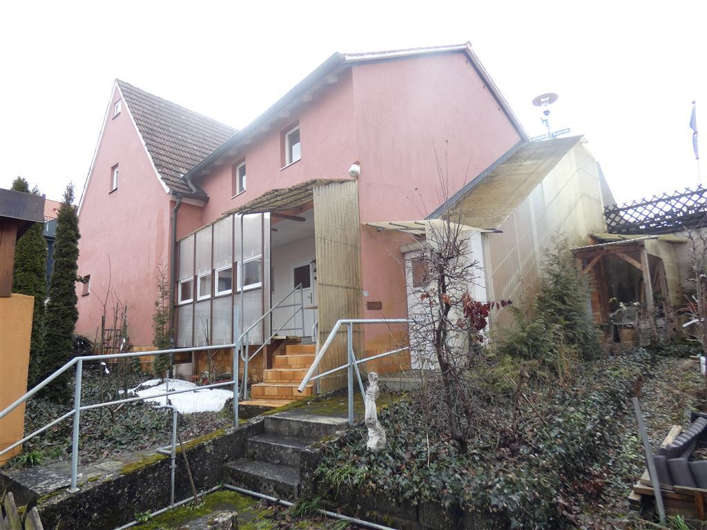 Potenzial Pur! Gepflegtes freistehendes Einfamilienhaus mit zusätzlichen Bestandsgebäuden und 2 Garagen auf einem attraktiven Grundstück