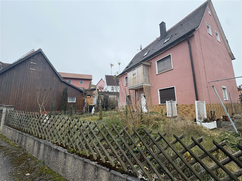 Potenzial Pur! Gepflegtes freistehendes Einfamilienhaus mit zusätzlichen Bestandsgebäuden und 2 Garagen auf einem attraktiven Grundstück