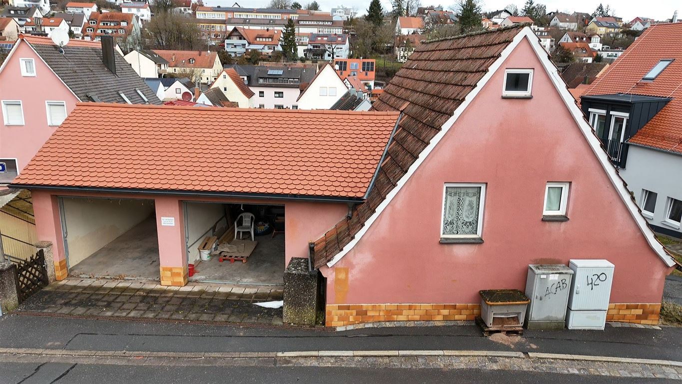 Potenzial Pur! Gepflegtes freistehendes Einfamilienhaus mit zusätzlichen Bestandsgebäuden und 2 Garagen auf einem attraktiven Grundstück