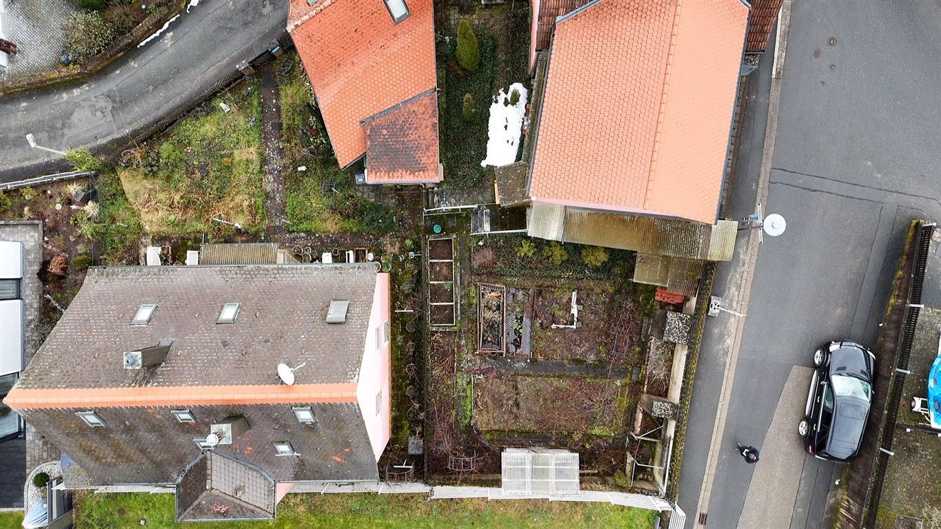 Potenzial Pur! Gepflegtes freistehendes Einfamilienhaus mit zusätzlichen Bestandsgebäuden und 2 Garagen auf einem attraktiven Grundstück