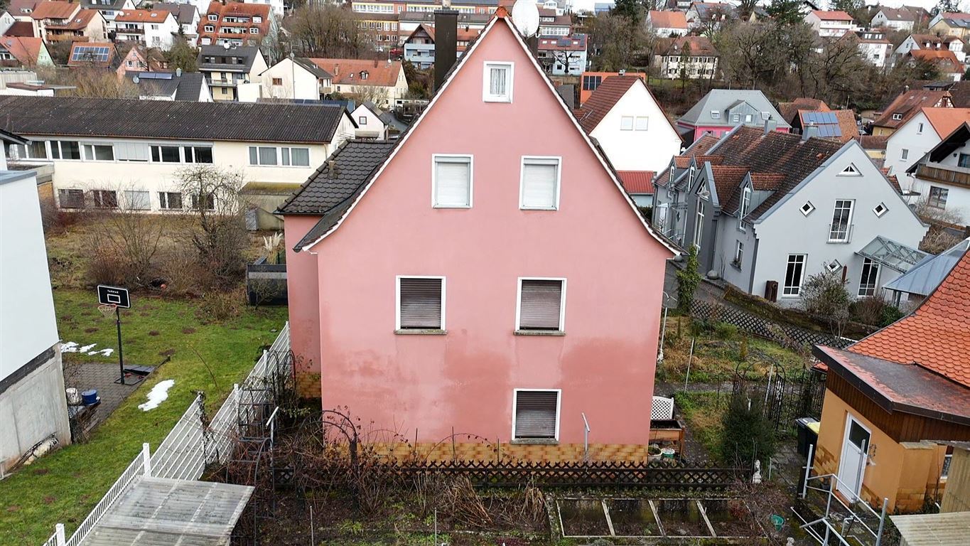 Potenzial Pur! Gepflegtes freistehendes Einfamilienhaus mit zusätzlichen Bestandsgebäuden und 2 Garagen auf einem attraktiven Grundstück