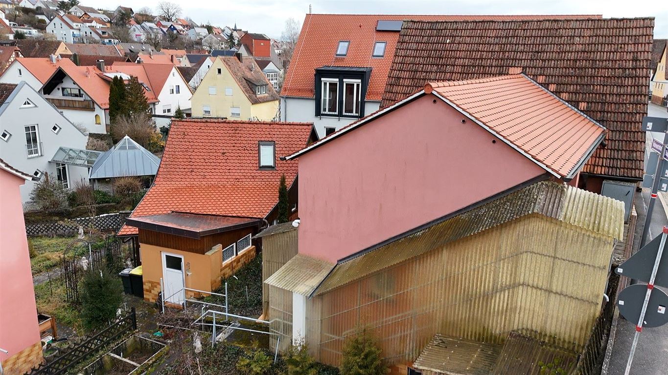 Potenzial Pur! Gepflegtes freistehendes Einfamilienhaus mit zusätzlichen Bestandsgebäuden und 2 Garagen auf einem attraktiven Grundstück