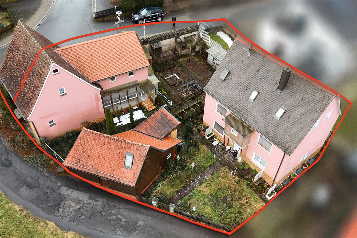 Potenzial Pur! Gepflegtes freistehendes Einfamilienhaus mit zusätzlichen Bestandsgebäuden und 2 Garagen auf einem attraktiven Grundstück