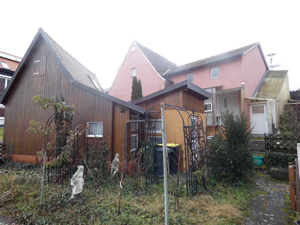 Potenzial Pur! Gepflegtes freistehendes Einfamilienhaus mit zusätzlichen Bestandsgebäuden und 2 Garagen auf einem attraktiven Grundstück