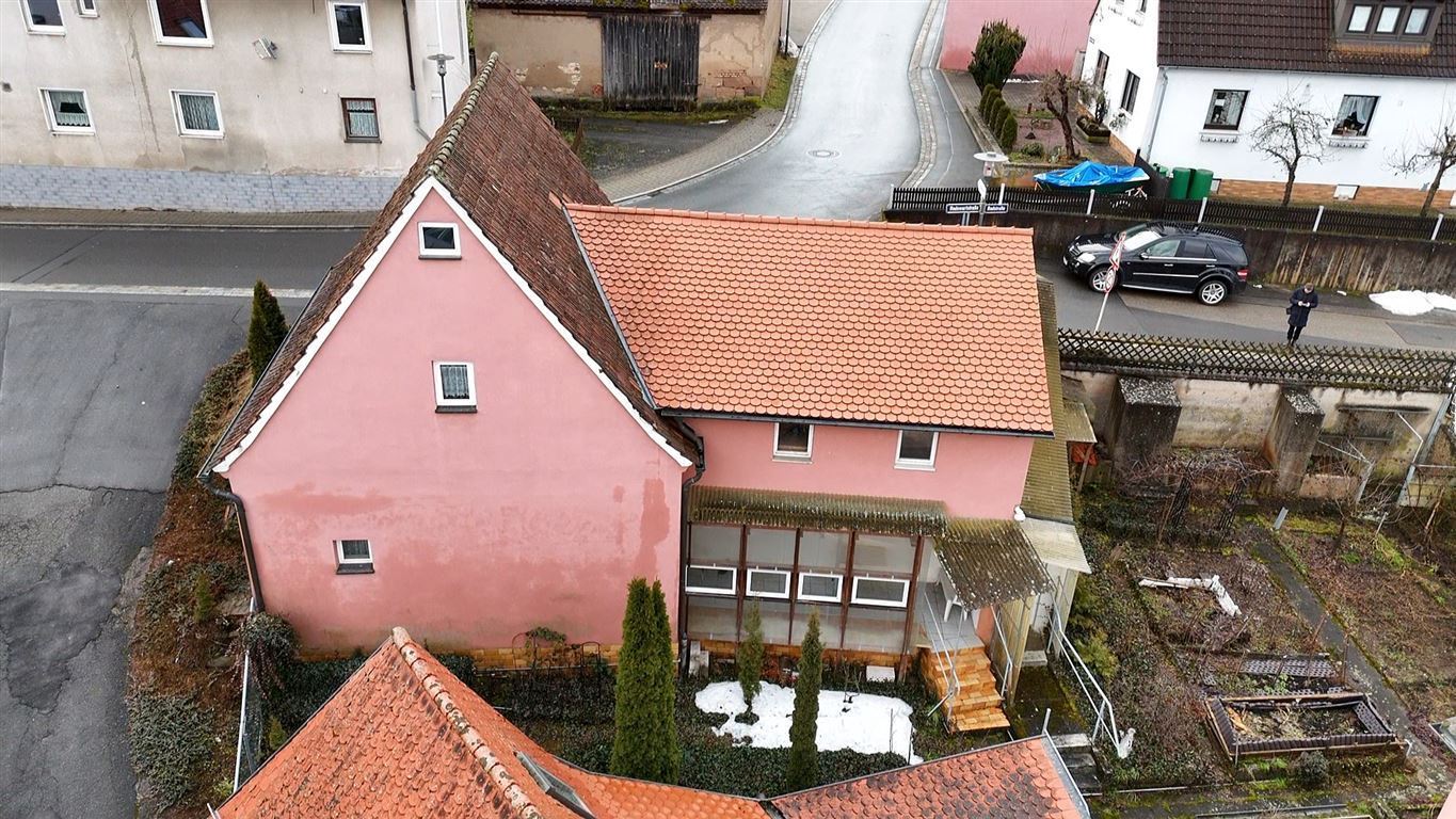 Potenzial Pur! Gepflegtes freistehendes Einfamilienhaus mit zusätzlichen Bestandsgebäuden und 2 Garagen auf einem attraktiven Grundstück