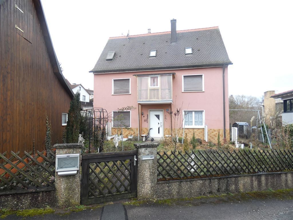 Potenzial Pur! Gepflegtes freistehendes Einfamilienhaus mit zusätzlichen Bestandsgebäuden und 2 Garagen auf einem attraktiven Grundstück