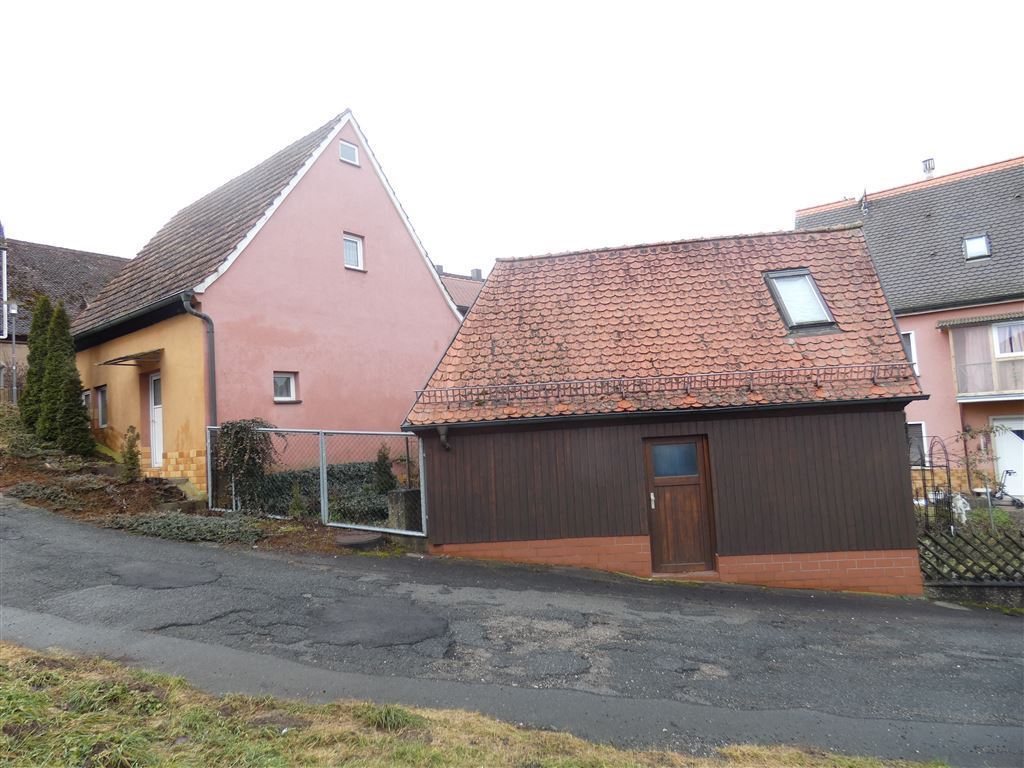 Potenzial Pur! Gepflegtes freistehendes Einfamilienhaus mit zusätzlichen Bestandsgebäuden und 2 Garagen auf einem attraktiven Grundstück