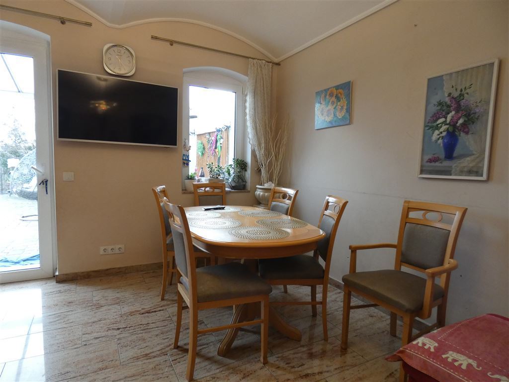 Lukratives, teils schön renoviertes 5 Parteien Haus in zentraler Lage