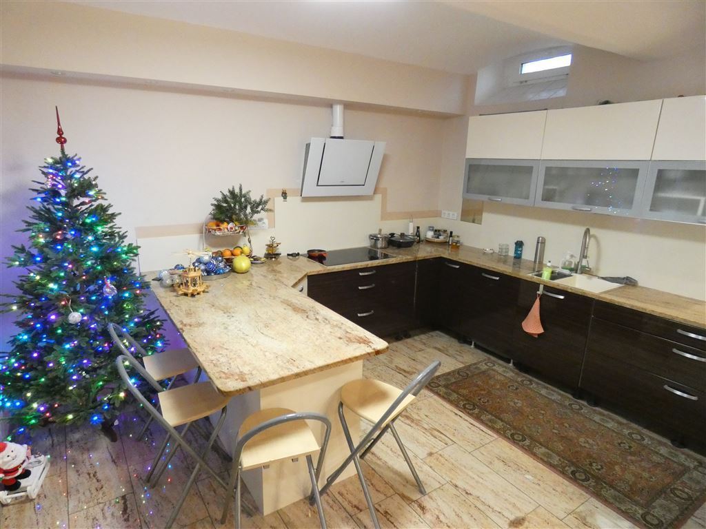 Lukratives, teils schön renoviertes 5 Parteien Haus in zentraler Lage