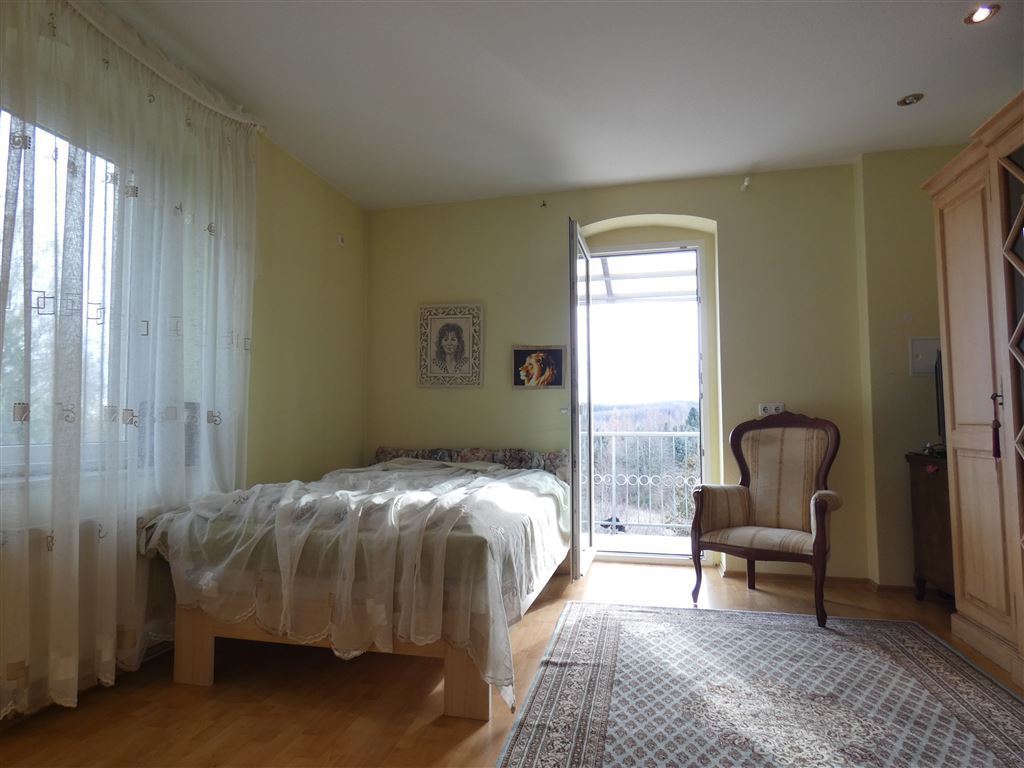Lukratives, teils schön renoviertes 5 Parteien Haus in zentraler Lage