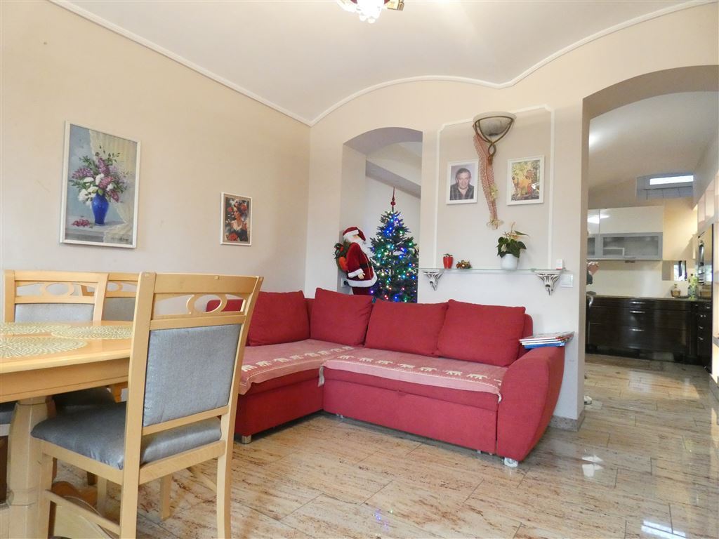 Lukratives, teils schön renoviertes 5 Parteien Haus in zentraler Lage