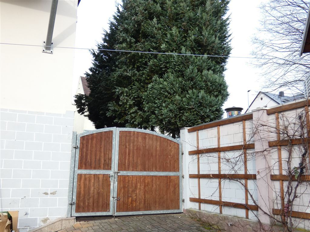 Lukratives, teils schön renoviertes 5 Parteien Haus in zentraler Lage