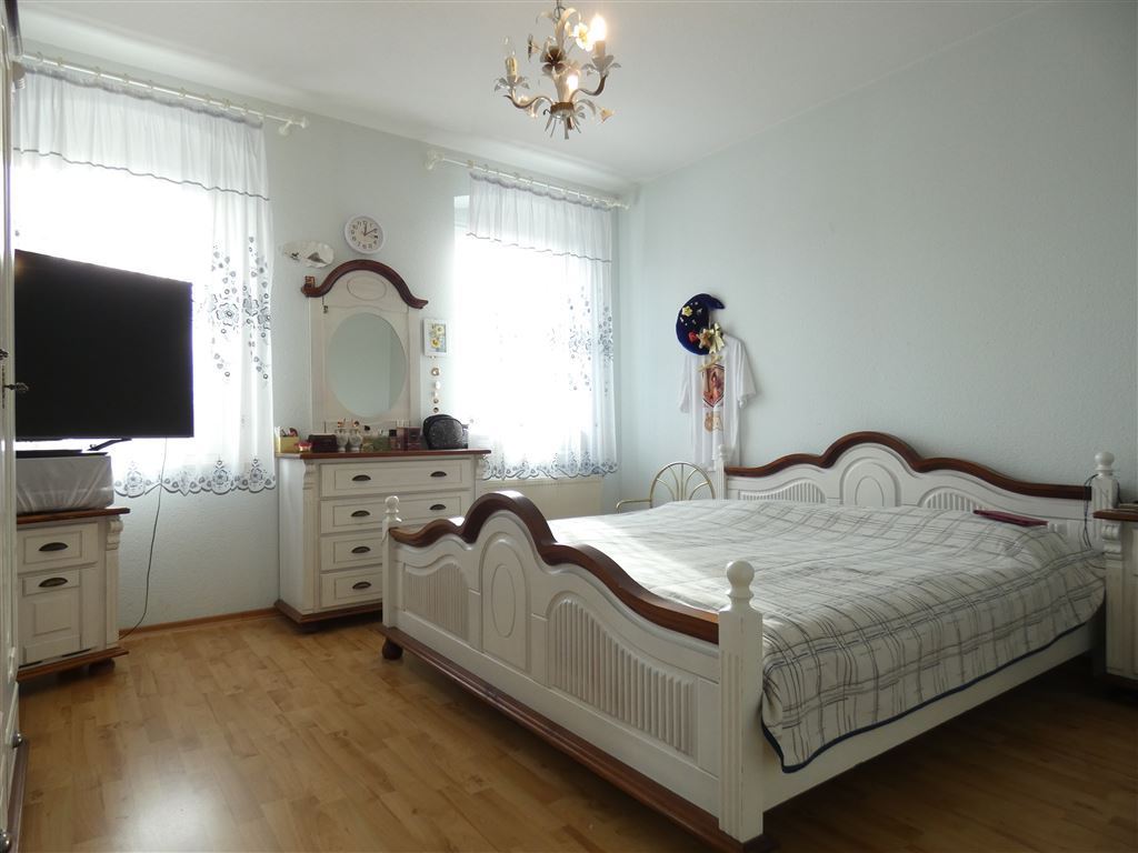 Lukratives, teils schön renoviertes 5 Parteien Haus in zentraler Lage