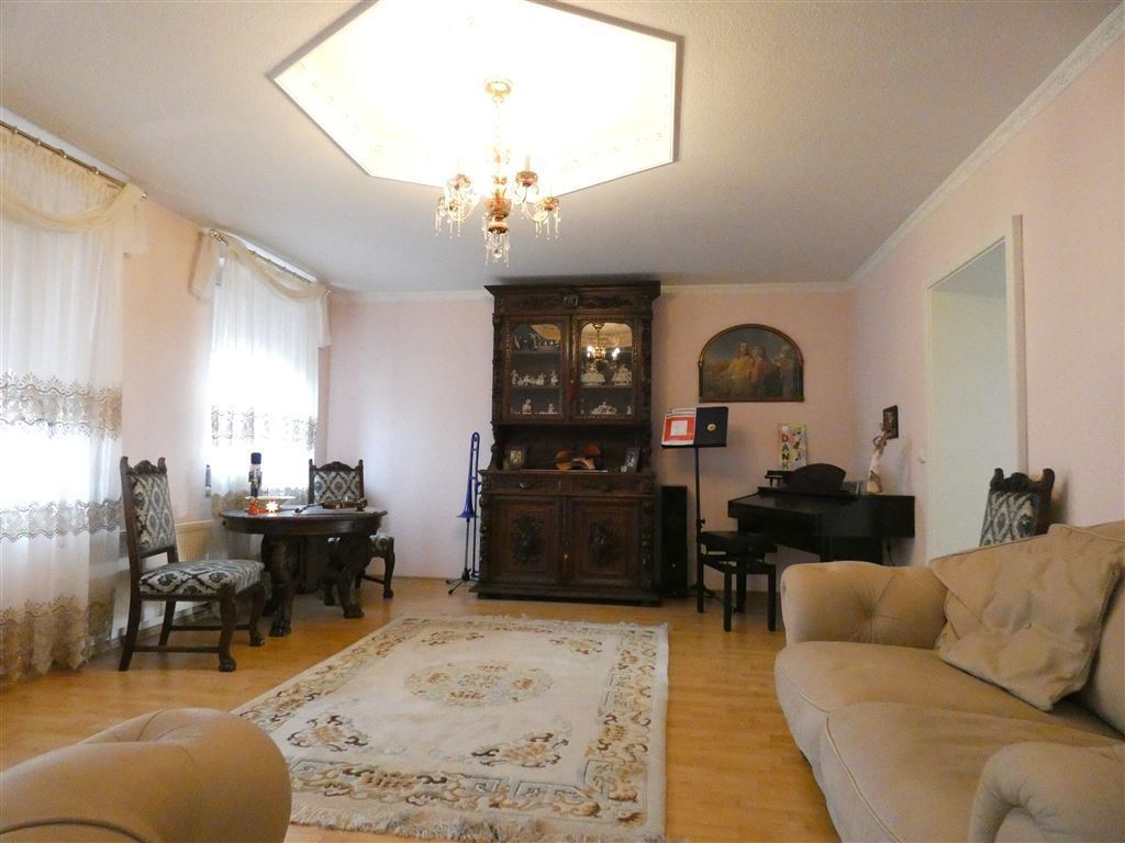 Lukratives, teils schön renoviertes 5 Parteien Haus in zentraler Lage