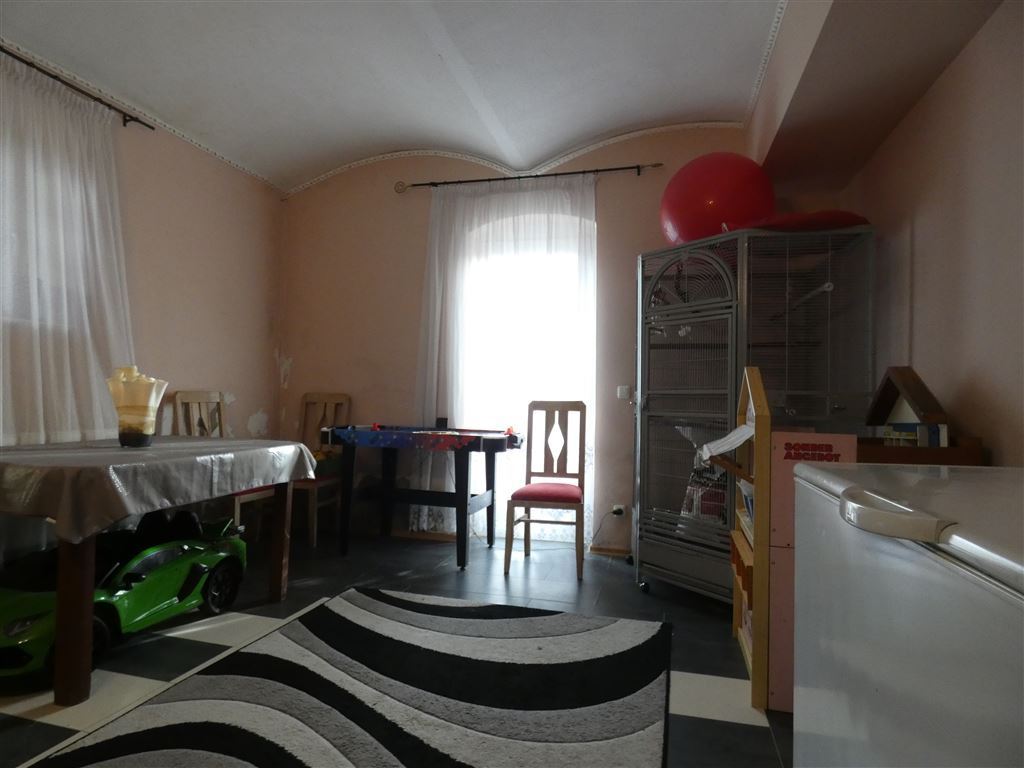 Lukratives, teils schön renoviertes 5 Parteien Haus in zentraler Lage